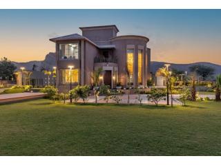 Which Jaipur locality offers affordable yet premium furnished villas?