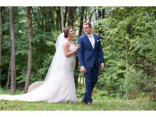 How does a photographer for wedding capture everything