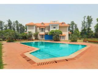 Lake View Farm House in Noida
