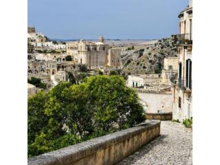 Reliable Overseas Travel Information: Newark to Bari Italy Today