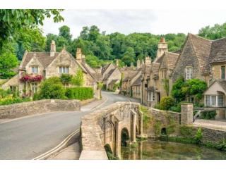 The tailor-made Day trips to Cotswolds offer direct pickups in luxury AC coaches and minivans