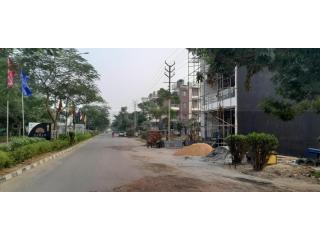 How can you find the right plot in Wave City Ghaziabad?