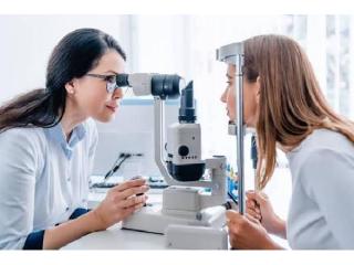 Book a Professional Eye Test in Manchester with Robin Hall Opticians