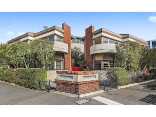 Enjoy Art Deco Charm in Williamstown with a Bay View Apartment