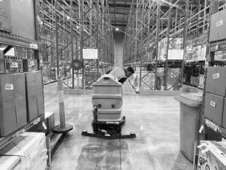 Oil Spill Cleaning in Warehouse Environments: Effective Methods & Safety Standards