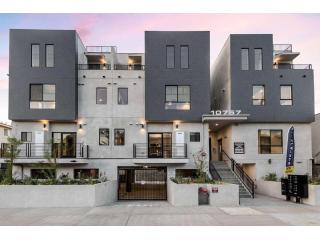 Discover Modern Palms Rentals with Rooftop Deck Options